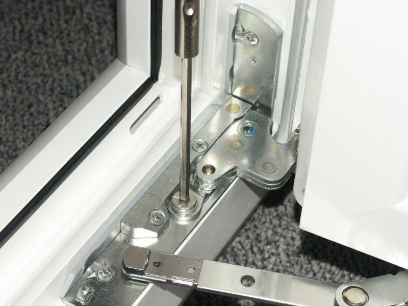 Ремонт оконной фурнитуры пластикового окна